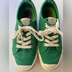 Cariuma green canvas sneakers, size 7.5